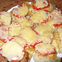 МОРСКОЙ ЯЗЫК, ЗАПЕЧЕННЫЙ С ПОМИДОРОМ И СЫРОМ