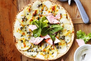 Пицца по-русски с картофелем и лососем