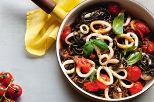 Черные спагетти с кальмарами